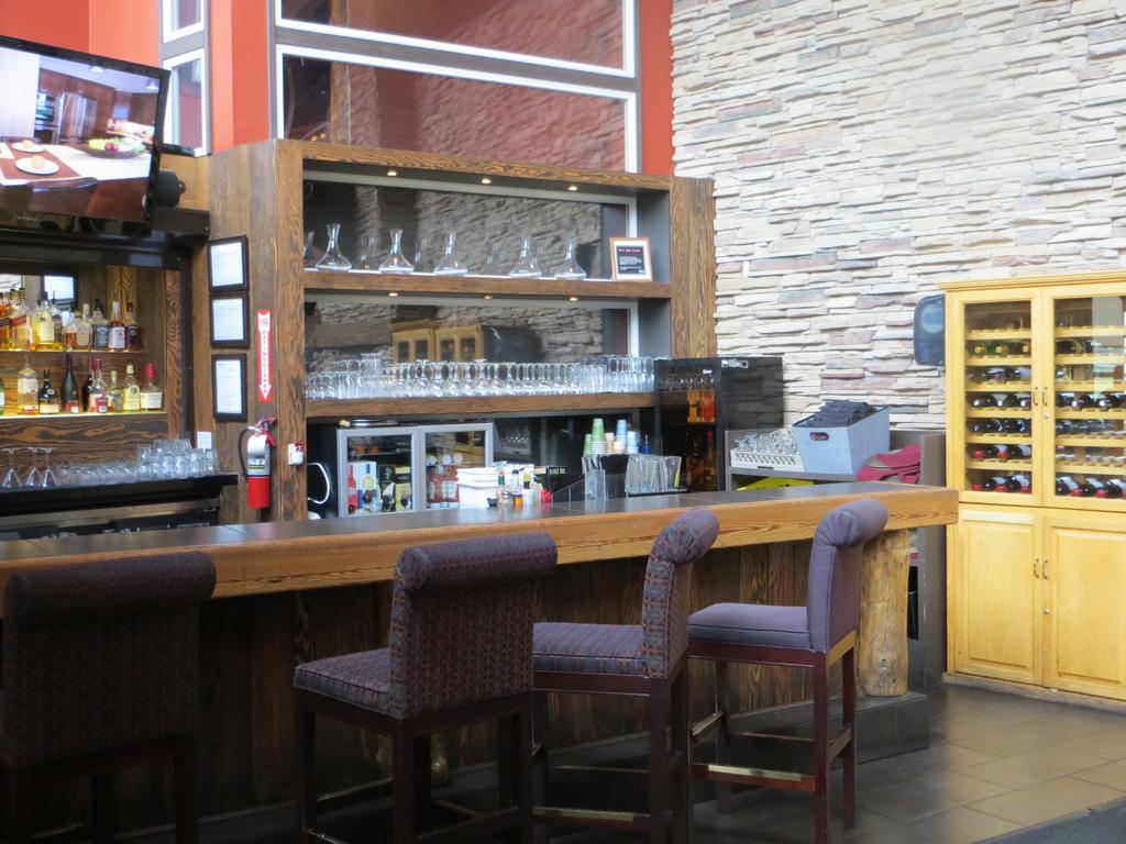 Lakes Hotel