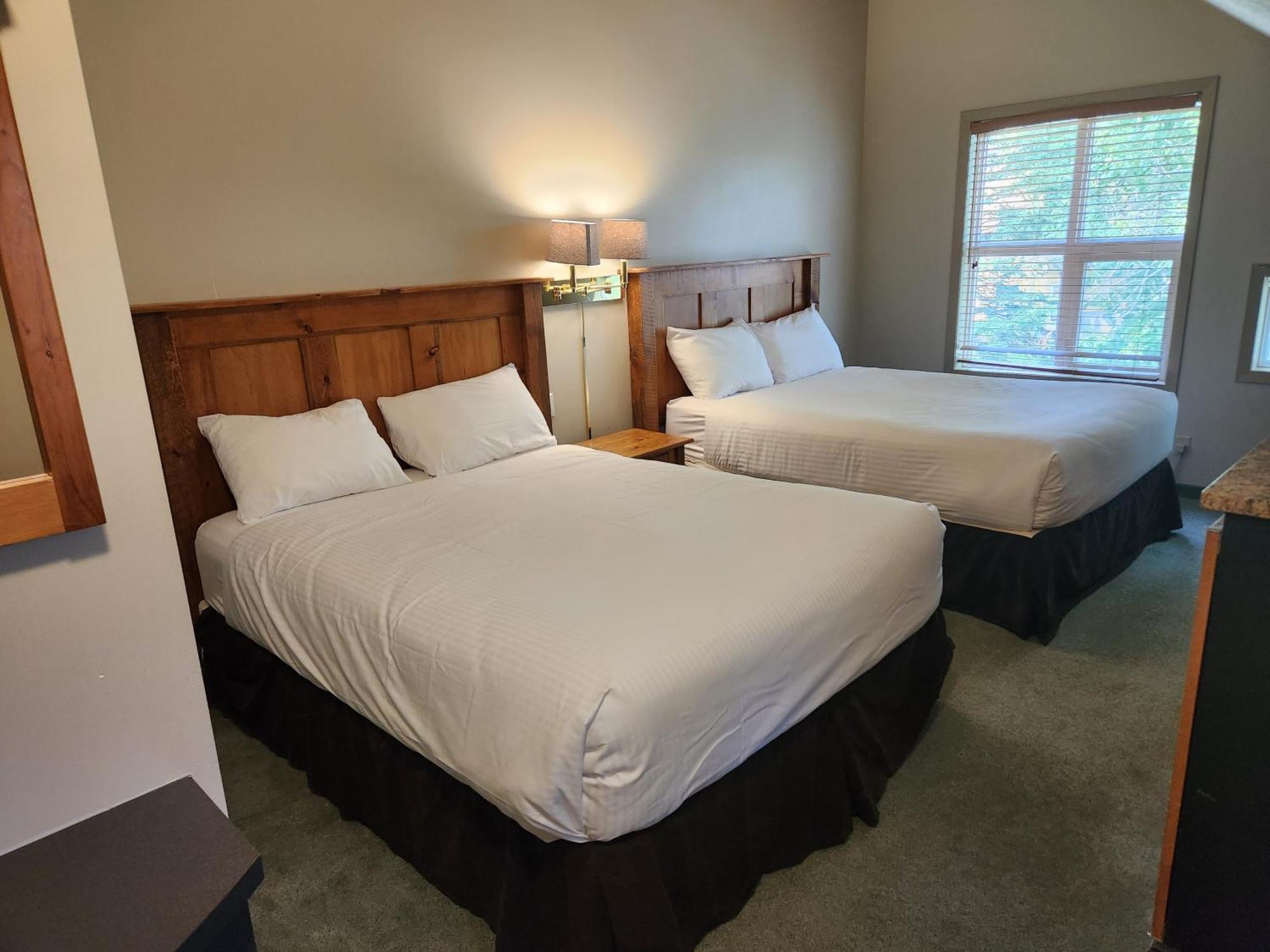 Lakes Hotel