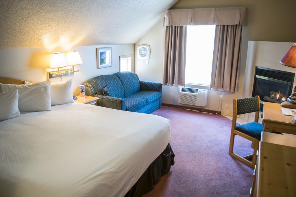 Lakes Hotel