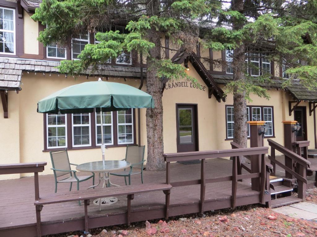 Lodge Crandell Mountain