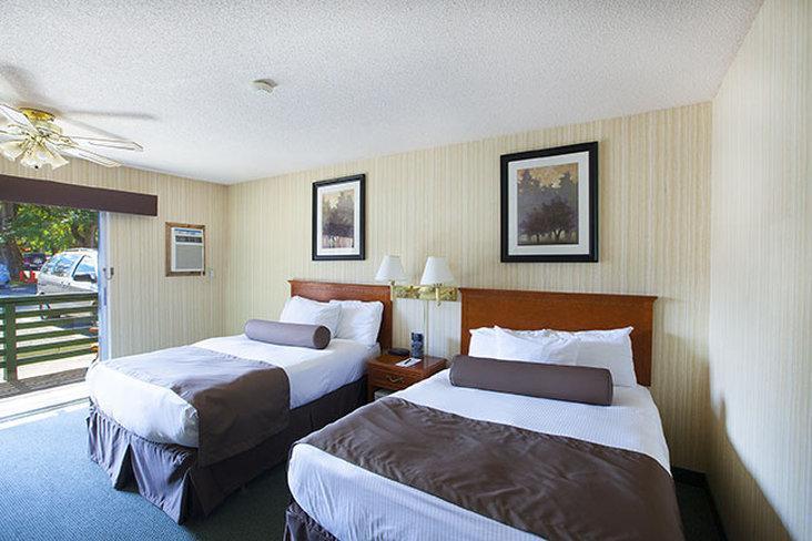 Hotel Bayshore & Waterton Park